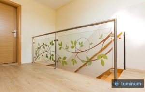 Steklena ograja z motivom