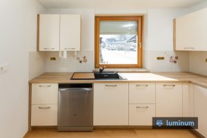 Kreativna kuhinjska stekla z dizajnom rož in ptičkov. Kuhinji prilagojena kompozicija in barva motiva na kuhinjskem steklu Luminum.