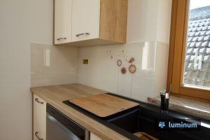 Kreativna kuhinjska stekla z dizajnom rož in ptičkov. Kuhinji prilagojena kompozicija in barva motiva na kuhinjskem steklu Luminum.