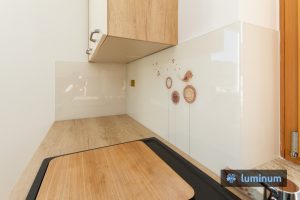 Kreativna kuhinjska stekla z dizajnom rož in ptičkov. Kuhinji prilagojena kompozicija in barva motiva na kuhinjskem steklu Luminum.