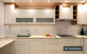 Kuhinjsko steklo s sivimi regratovimi lučkami Gornjska