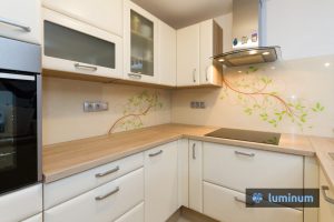 kreativno kuhinjsko steklo v naravnih barvah