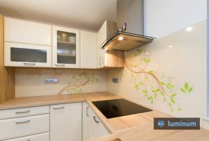 kreativno kuhinjsko steklo v naravnih barvah