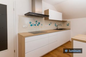 Kuhinjsko steklo s simpatičnimi ptički, montirano v Škofji Loki