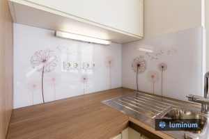 Regratove lučke na kuhinjskem steklu Luminum v rjavih barvah.