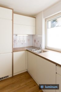 Regratove lučke na kuhinjskem steklu Luminum v rjavih barvah.