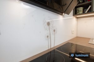 Kuhinjska steklena stenska obloga z motvom regratovih lučk