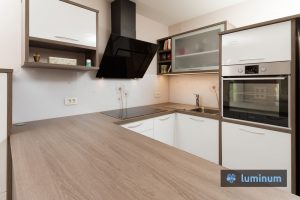 Kuhinjska steklena stenska obloga z motvom regratovih lučk