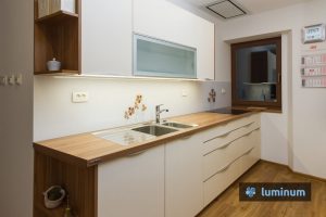 Minimalistično opremljeno kuhinjsko steklo z rjavimi šopki rožic