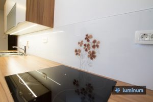 Minimalistično opremljeno kuhinjsko steklo z rjavimi šopki rožic