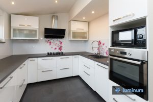 Umetniška slika veje cvetoče češnje na stekleni kuhinjski oblogi