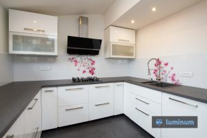 Umetniška slika veje cvetoče češnje na stekleni kuhinjski oblogi