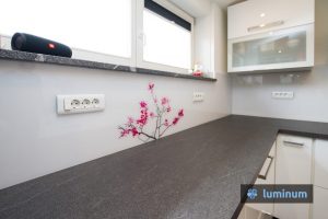 Umetniška slika veje cvetoče češnje na stekleni kuhinjski oblogi