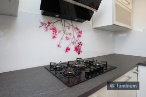 Zaščita kuhinjske stene s sliko češnjeve veje