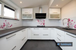 Umetniška slika veje cvetoče češnje na stekleni kuhinjski oblogi