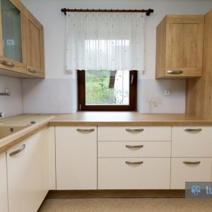 Minimalističen vzorec na kuhinjskem steklu v Poljanski dolini