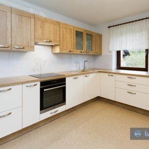 Minimalističen vzorec na kuhinjskem steklu v Poljanski dolini