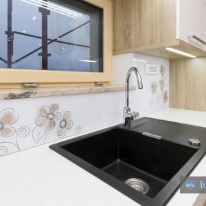 Prilagojen barvni odtenek narisanih rožic na stekleni oblogi