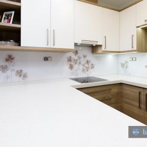 Motiv na kuhinjskem steklu smo barvno in kompozicijsko prilagodili kuhinji.