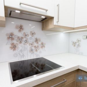 Kuhinjsko steklo vgrajeno v Poljanski dolini, rjave rožice