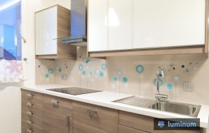 Kuhinjska stekla Luminum turkizni ptički na rjavem ozadju v rjavo beli kuhinji