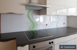 Steklena zaščita kuhinjske stene z vertikalnimi zeleno rjavimi vijugami. Kuhinjsko steklo-izmera-izris-natančna montaža