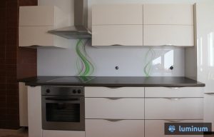 Steklena zaščita kuhinjske stene z vertikalnimi zeleno rjavimi vijugami. Kuhinjsko steklo-izmera-izris-natančna montaža