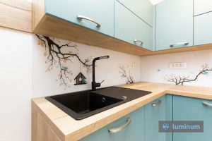 kuhinjsko steklo Luminum, motiv s prilagojenimi barvami, steklana obloga stene v kuhinji