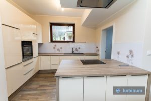 Belo kuhinjsko steklo z motivom rajve rožice Luminum, Steklium, Fuzija, steklarstvo, Dekoracije