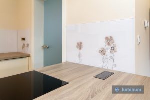 Belo kuhinjsko steklo z motivom rajve rožice Luminum, Steklium, Fuzija, steklarstvo, Dekoracije