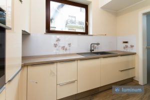 Belo kuhinjsko steklo z motivom rajve rožice Luminum, Steklium, Fuzija, steklarstvo, Dekoracije