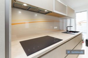 Kuhinjsko steklo Luminum, koper, nevttralna grafika v barvi kuhinje