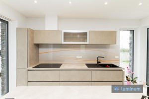 Kuhinjsko steklo Luminum, koper, nevttralna grafika v barvi kuhinje