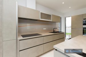 Kuhinjsko steklo Luminum, koper, nevttralna grafika v barvi kuhinje