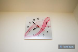 Steklena ura Luminum z enakim motivom kot se nahaja na kuhinjski stekleni oblogi