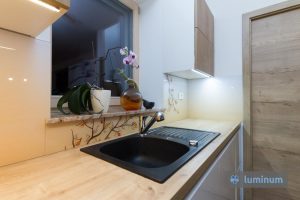 Kuhinjsko steklo ob kuhinjskem koritu pod okensko polico Kuhinjska stekla Luminum, vgrajeno na Gorenjskem