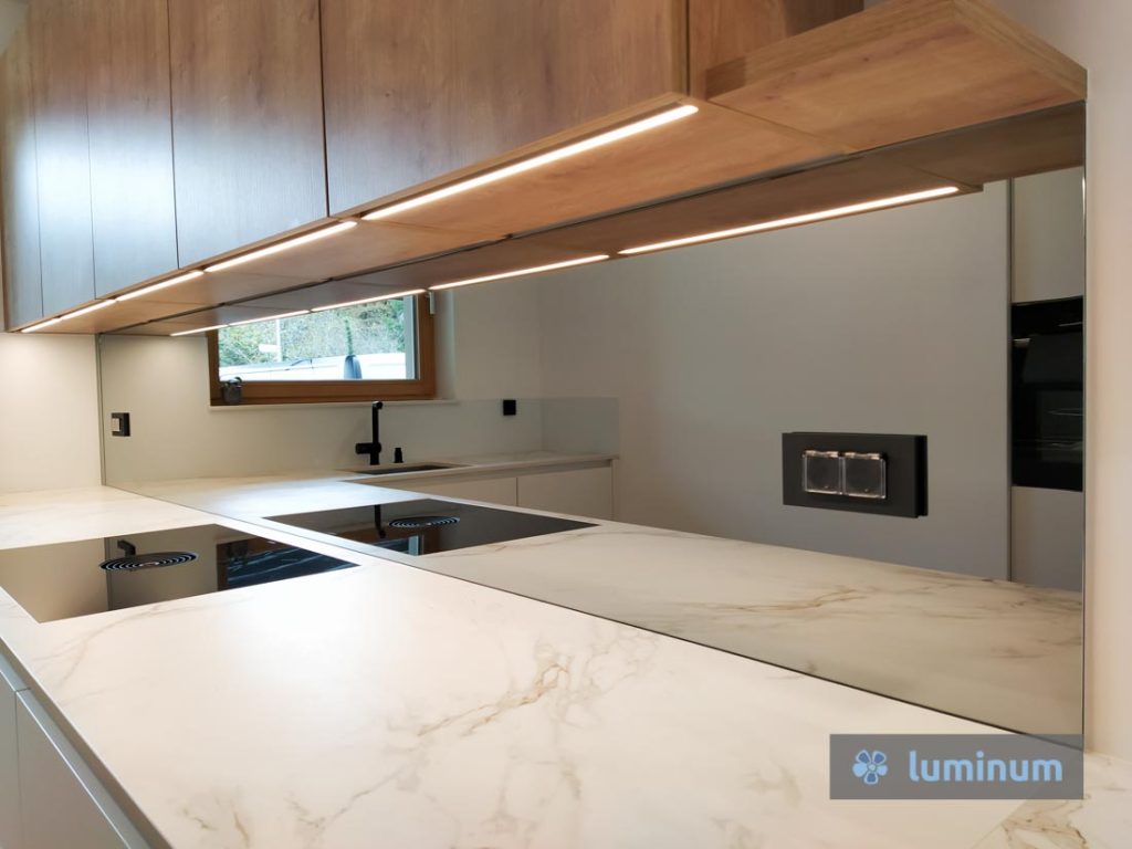 Steklena kuhinjska obloga v videzu ogledala, Maribor