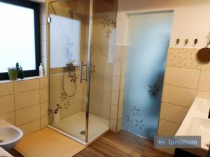 steklena tuš kabina z izbranim vzorcem in steklena vrata polepljena s peskirno folijo in potiskana z izbranim vzorcem