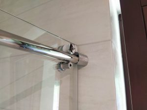 Detajl vodila drsnih steklenih tuš vrat Luminum iz kaljenega stekla