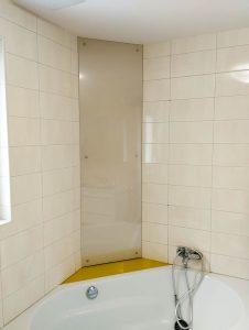 Stekleni stenski panel za banjo Luminum iz barvanega stekla po meri