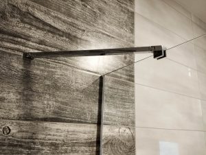 Detajl stabilizacijske palice walk-in steklene tuš kabine Luminum iz kaljenega stekla