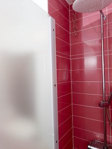 Detajl matirane steklene tuš stene Luminum iz kaljenega stekla po meri