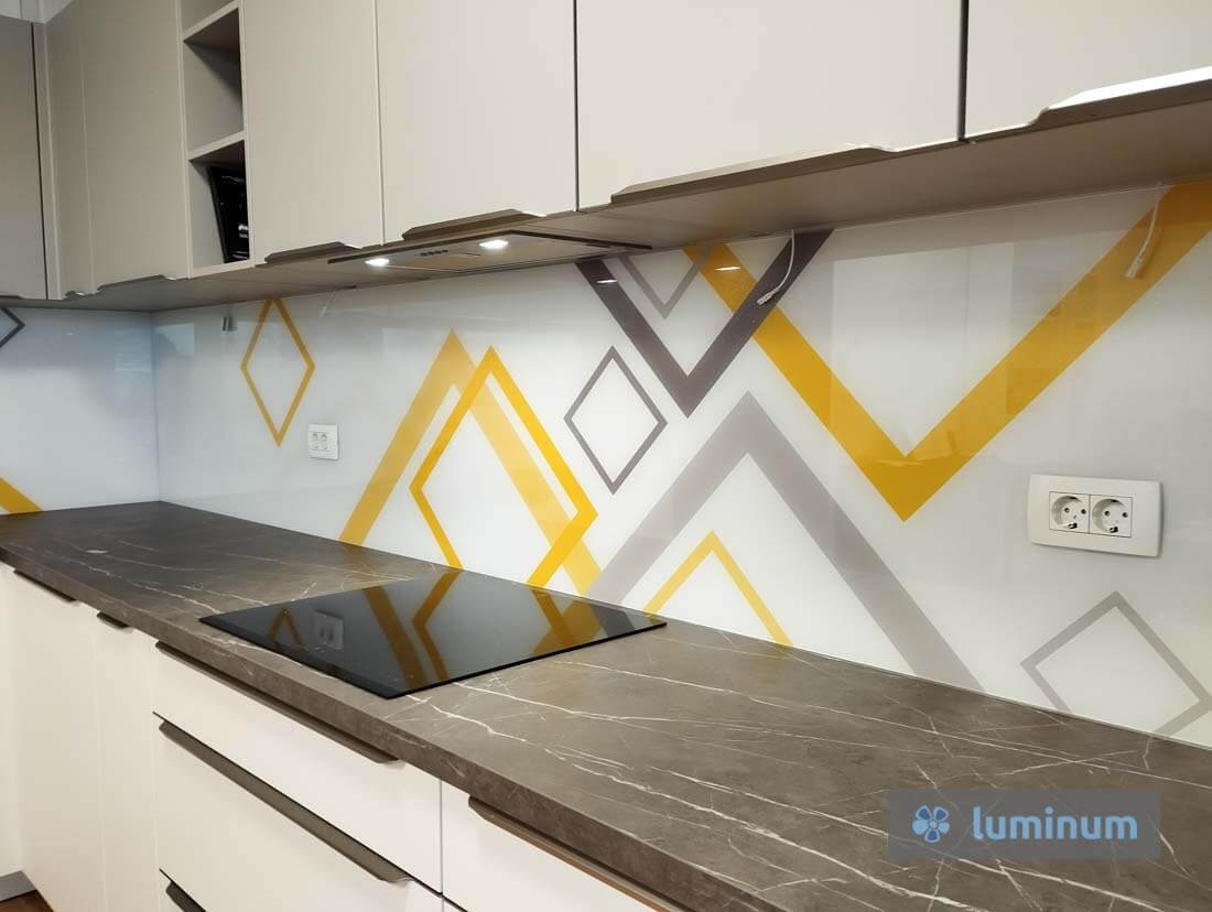 Kuhinjsko steklo po meri z geometrijskim motivom – Ljubljana Kuhinjsko steklo po meri z geometrijskim vzorcem v sivih in rumenih odtenkih, usklajeno z modernimi kuhinjskimi omaricami v Ljubljani